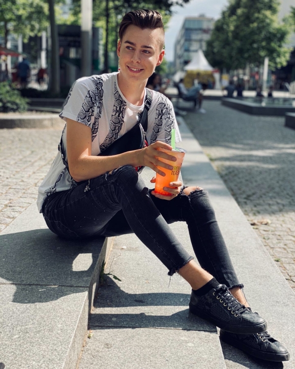 Sonniger August in Dresden. Junger Mann mit erfrischendem Getränk